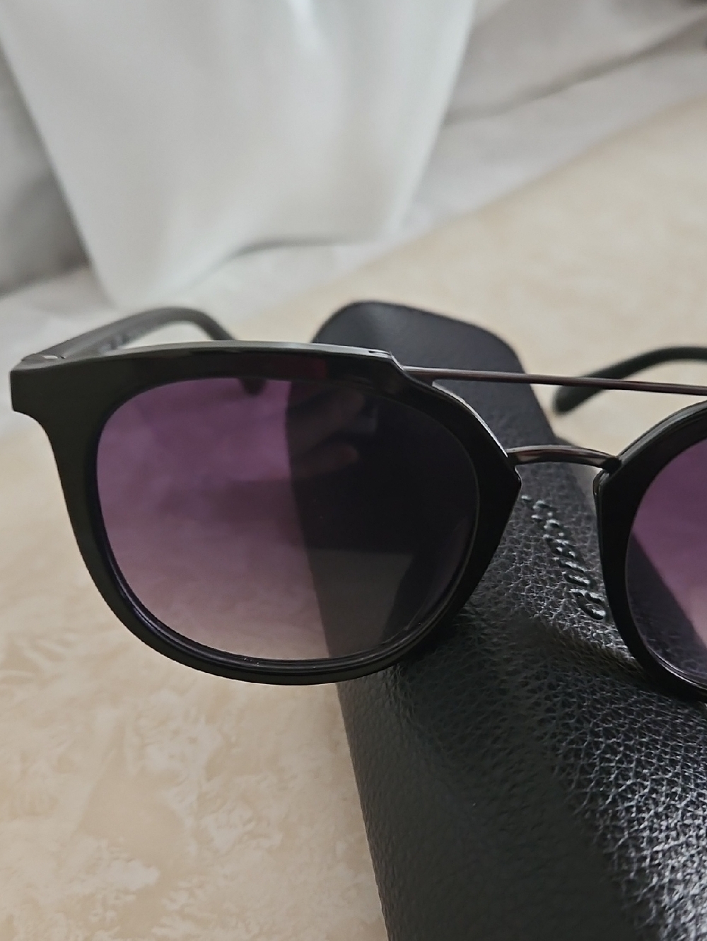 Guess Sunglasses With Case. - Picture 5 of 15